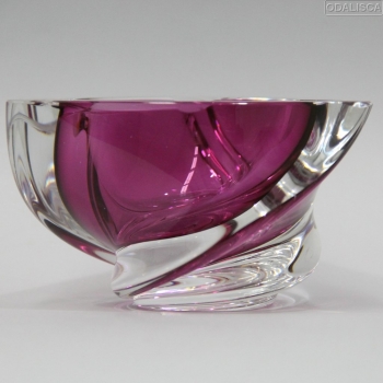 Cristal belga en color rosa de gran calidad caracterizado por su gran calidad y transparencia debido a su alto contenido en plomo.
Firmado en la base al buril.